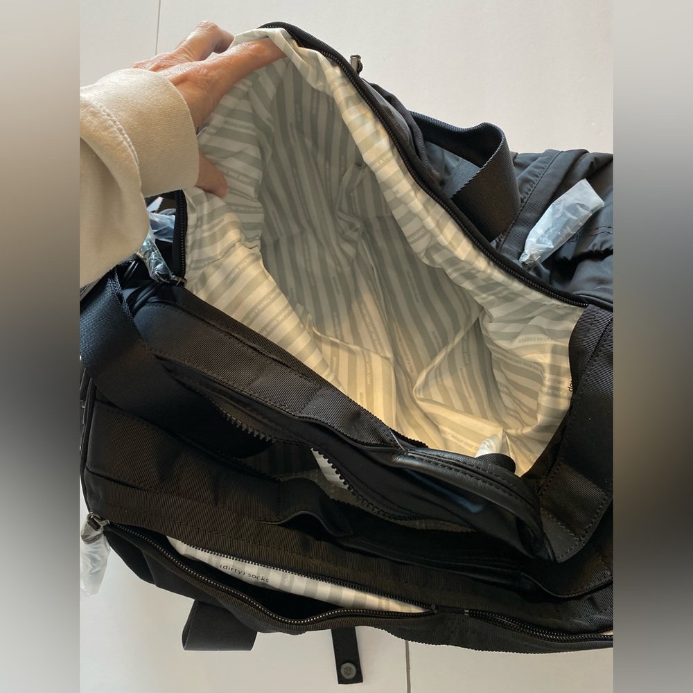 Lululemon Athletica Black Tote Bag Keep on Running Duffel NWT - Picture 4 of 4